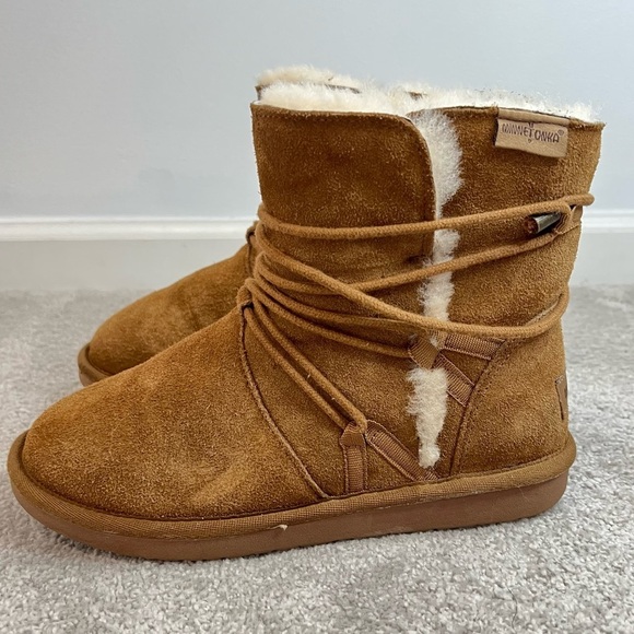 Minnetonka Woburn Wrap Lace Sherpa Lined Boots - Picture 5 of 12